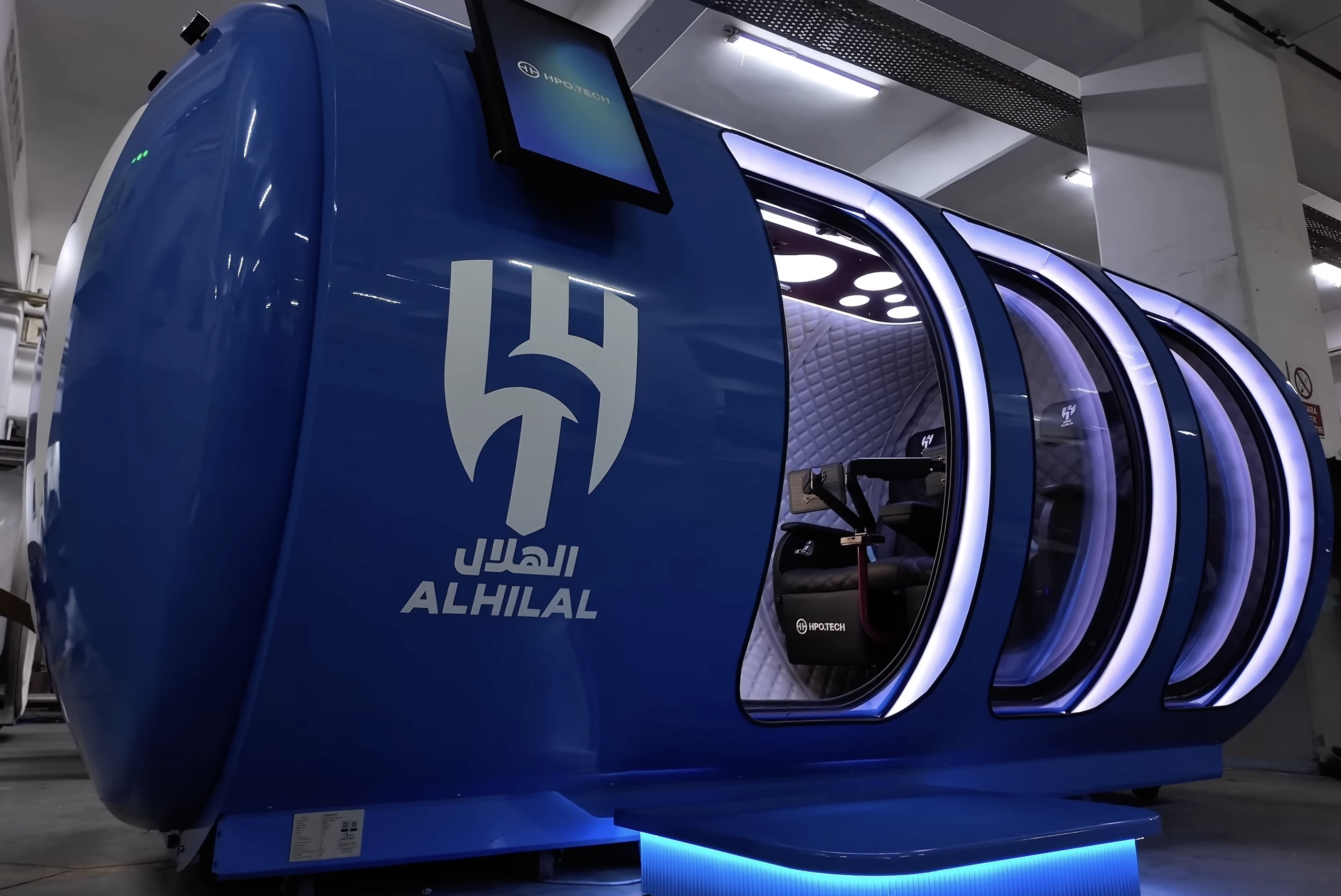 Mediterranean hyperbar syrgaskammare i klubbprofil för Al Hilal med lagets färger och logotyp