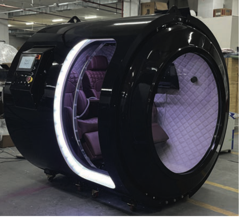 Atlantis hyperbar syrgaskammare i svart med vit LED-ring och lila quiltad inredning