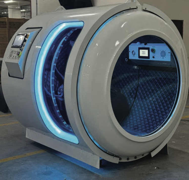 Atlantis hyperbar syrgaskammare i ljus lack med blå LED-belysning sedd framifrån