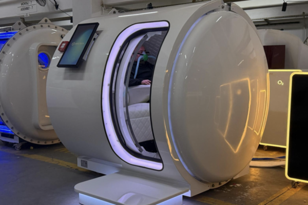 Atlantis Multiplace hyperbar syrgaskammare sedd från sidan med användare inuti