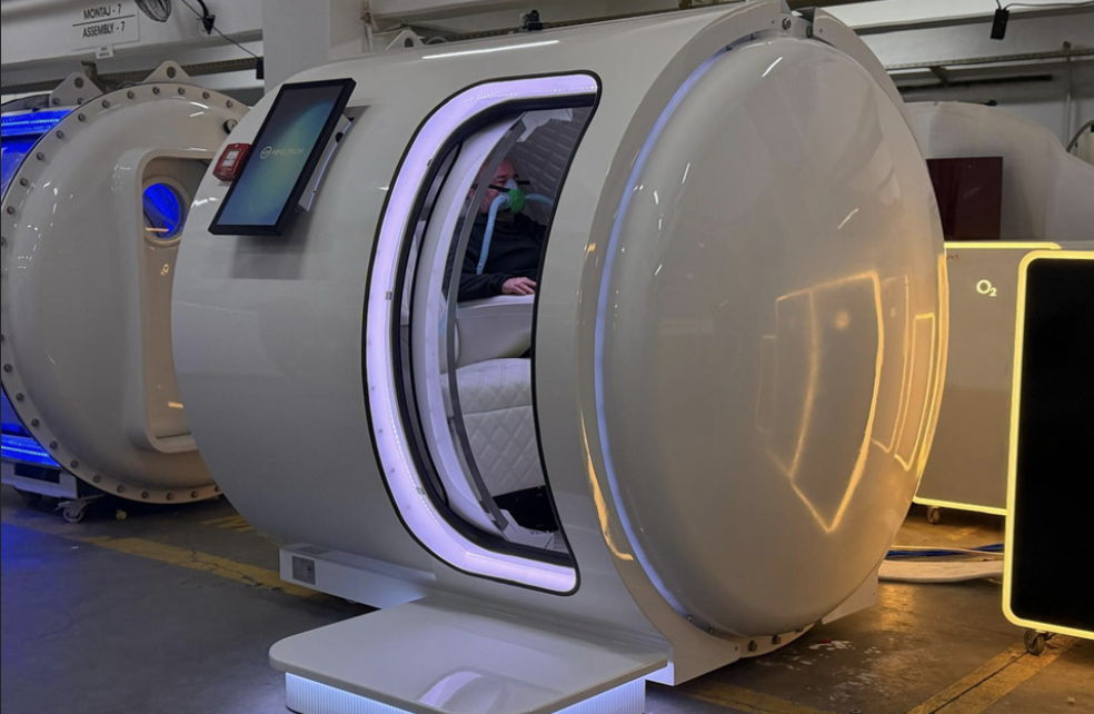 Atlantis Multiplace hyperbar syrgaskammare sedd från sidan med användare inuti